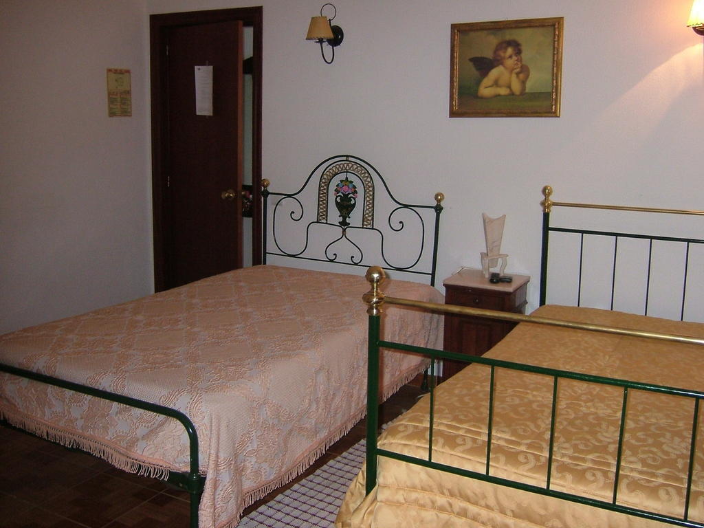 אסטראמוז "O Viajante" Low Cost Hotel חדר תמונה