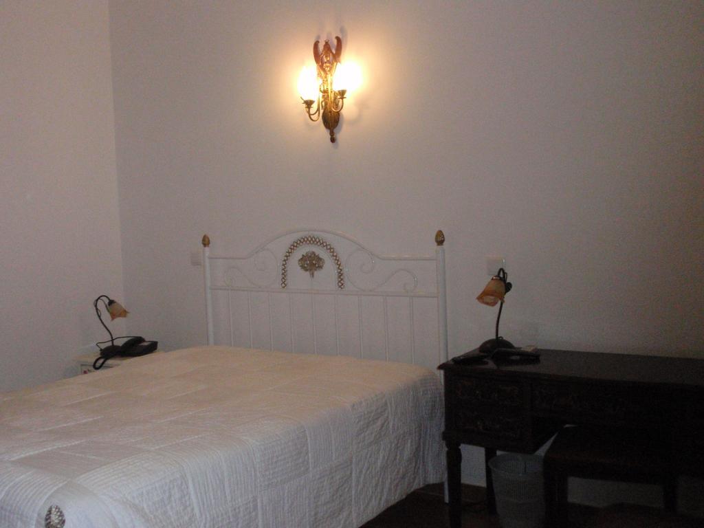 אסטראמוז "O Viajante" Low Cost Hotel חדר תמונה