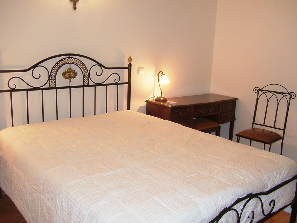 אסטראמוז "O Viajante" Low Cost Hotel חדר תמונה
